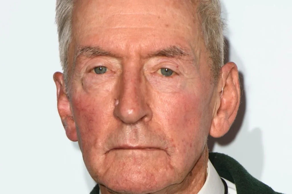 A Treasure Trove from Raymond Briggs’ Personal Library Goes on Sale, Offering a Unique Glimpse into the Mind of a Beloved Illustrator